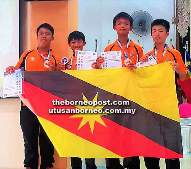  Pemanah lelaki dari SMK Tiong Hin yang memenangi pingat perak dalam kategori lelaki bawah 15 tahun pada Kejohanan Memanah Terbuka Antara Sekolah-Sekolah di Kelantan.