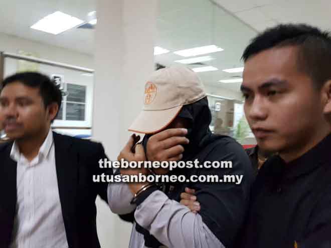  Pegawai SPRM mengiringi tertuduh keluar dari Mahkamah Khas Rasuah di Kuching semalam selepas membuat pengakuan tidak bersalah. 