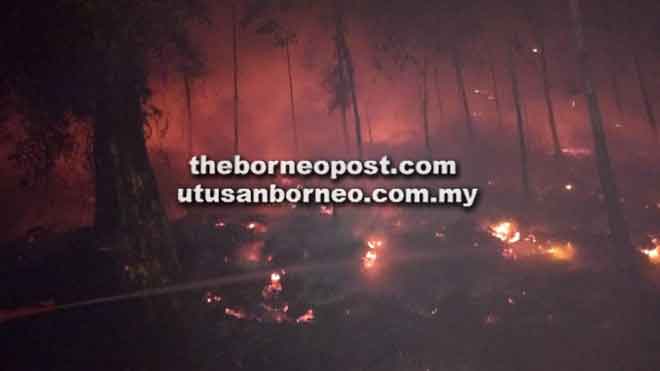  Api kelihatan membakar hutan di Kampung Punggu Empelanjau, Sri Aman malam kelmarin.