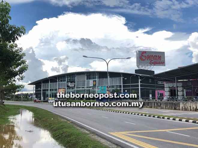  Swan Square di Jalan Ling Kai Cheng yang beroperasi di bangunan bekas                       Pasar Raya Besar Giant.