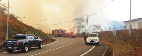 SEBAHAGIAN kebakaran sekitar jalan ke Kompleks Sukan Ranau.
