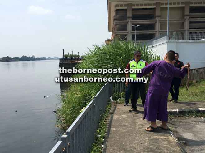  Suspek melakonkan semula cara dia membuang senjata yang digunakan ke dalam sungai.