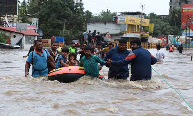  Sukarelawan dan kakitangan penyelamat memindahkan penduduk tempatan ke dalam sebuah bot di kawasan kediaman Aluva di daerah Ernakulam di wilayah Kerala, India kelmarin. — Gambar AFP
