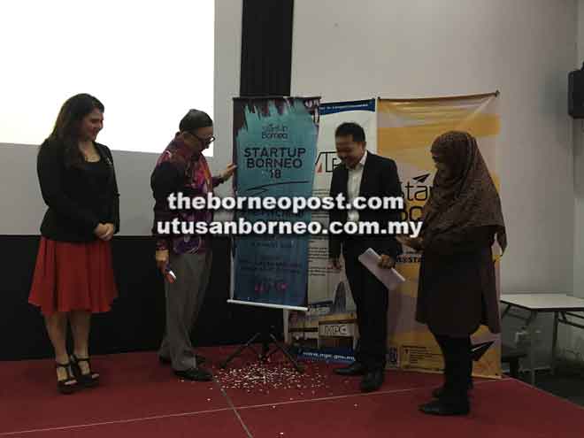  Abang Abdul Karim merasmikan program ‘Startup Borneo Pre-Pitching’ Siri Kedua di MPC Wilayah Sarawak, Kuching semalam.