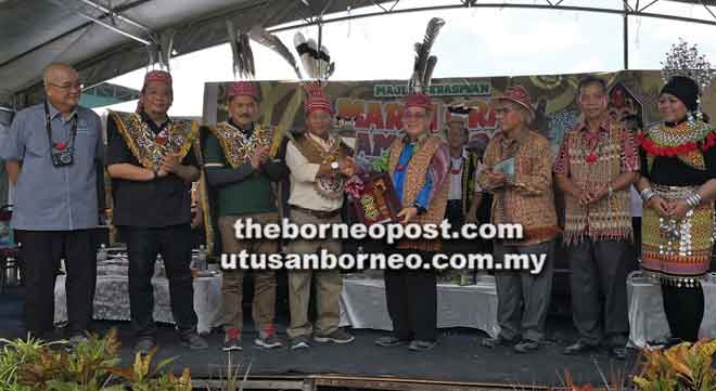  Wilson (kiri) menyampaikan cendermata kepada Uggah sambil disaksikan oleh (dari kiri) Adam, Lukanisman, Ripin, Jabu, Penguang dan Sherrina (kanan sekali). 