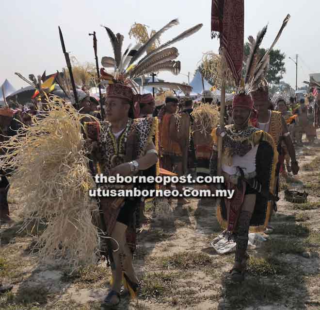  Pasukan ‘pembuka laluan’ atau ‘Ngerandang Jalai’ diikuti oleh barisan tetamu kehormat dan seterusnya para kontinjen memulakan perarakan. 