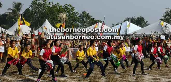  Persembahan daripada murid-murid SK Lambir Village menghiburkan hadirin. 