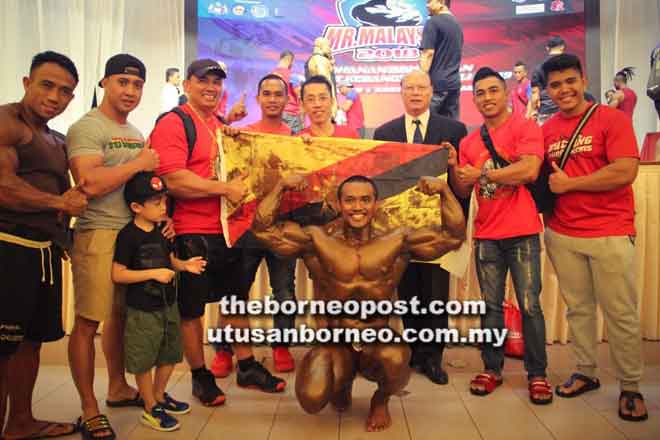  Hafizul (melutut) berkongsi kejayaan bersama rakan-rakan pesaing dari negeri kelahirannya Sarawak. 