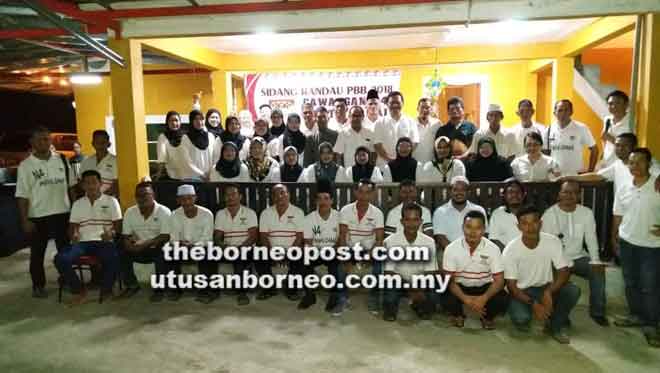  Dr Abdul Rahman (belakang, tujuh kanan) merakam kenangan bersama ahli PBB N.4 Pantai Damai selepas randau di Kampung Jaya Bakti kelmarin. 