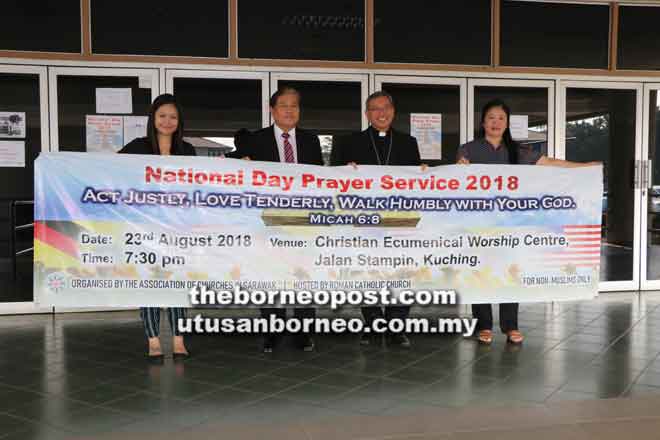  (Ari kiba) Ann, Ambrose, Simon enggau Nelly megai kain rentang poster atur pengawa sembiang beserimbai enggau Hari Merdeka Malaysia. 