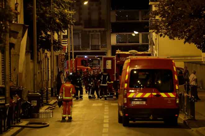  Anggota bomba dilihat berkumpul di sebatang jalan selepas kebakaran meletus di Aubervilliers, sebuah subbandar di utara Paris, Perancis kelmarin. — Gambar Thomas Samson/Gambar AFP