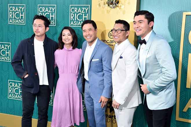  Gambar fail yang diambil pada 7 Ogos 2018 ini menunjukkan (dari kiri) Steven Yeun, Jae Suh Park, Randall Park, Daniel Dae Kim dan Henry Golding semasa tayangan perdana filem ‘Crazy Rich Asians’ di TCL Chinese Theatre IMAX di Hollywood, California. ‘Crazy Rich Asians’ – filem Hollywood pertama dalam satu generasi dengan barisan pelakon yang hampir kesemuanya berketurunan Asia – memukau Amerika Utara pada hujung minggu pertamanya, dan mencecah kutipan ‘box office’, data industri menunjukkan I