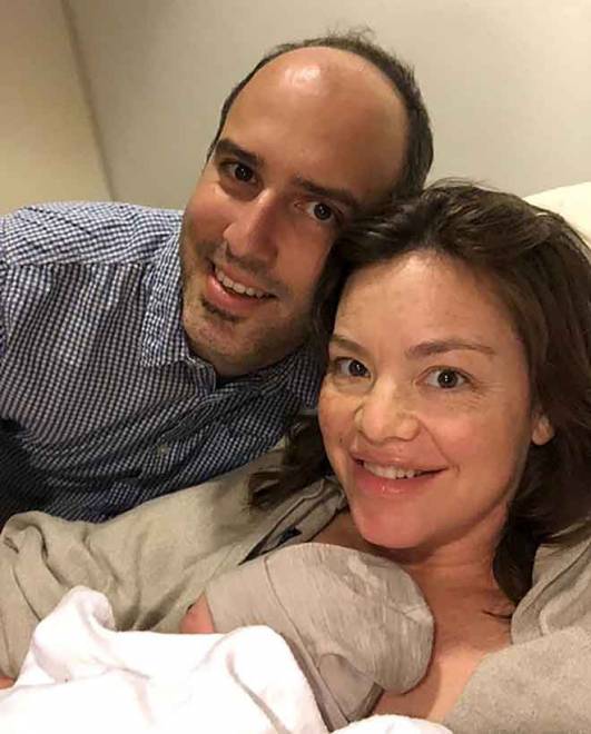  Genter dan suaminya Peter Nunns bergambar                     bersama bayi lelaki mereka yang baharu lahir di Hospital  Auckland City semalam. — Gambar Julie Anne Genter/AFP