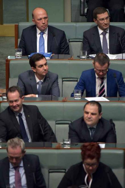  Dutton (belakang kiri) ketika menghadiri          persidangan di Dewan Perwakilan di Rumah Parlimen Canberra, Australia semalam. — Gambar Mark Graham/AFP