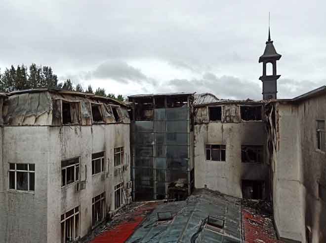  Pemandangan sebuah hotel selepas kebakaran yang mengorbankan sekurang-kurangnya 18 orang di Harbin, ibu kota wilayah timur laut Heilongjiang, semalam. — Gambar AFP 