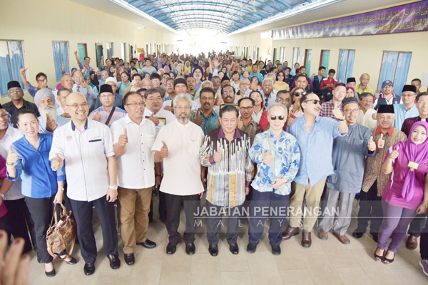 AIDI dan Waytha bersama para tetamu kehormat lain merakam kenangan bersama-sama dengan para peserta Program Lawatan Harmoni.