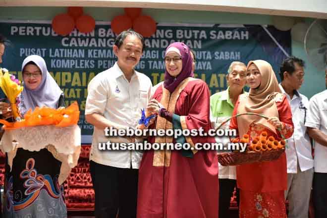  Stephen menyampaikan sijil tamat latihan kepada salah seorang pelatih.