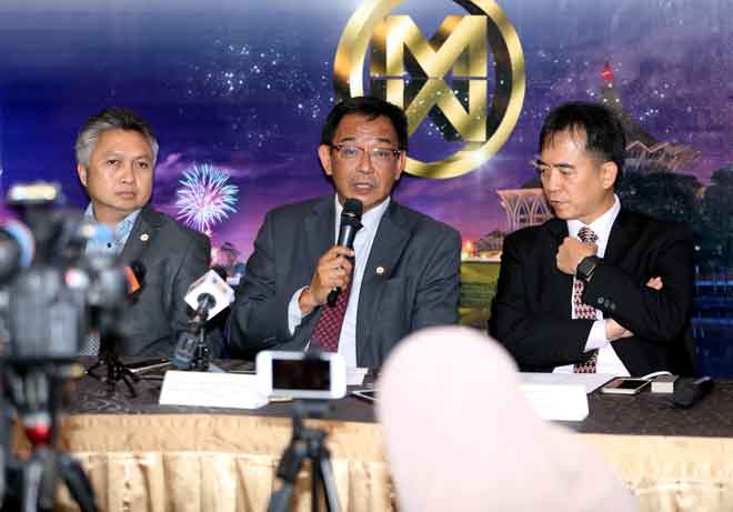  Karim (tengah) bercakap kepada media di Kuching semalam. Turut kelihatan Menteri Muda Belia dan Sukan Datuk Snowdan Lawan (kiri). — Gambar Chimon Upon