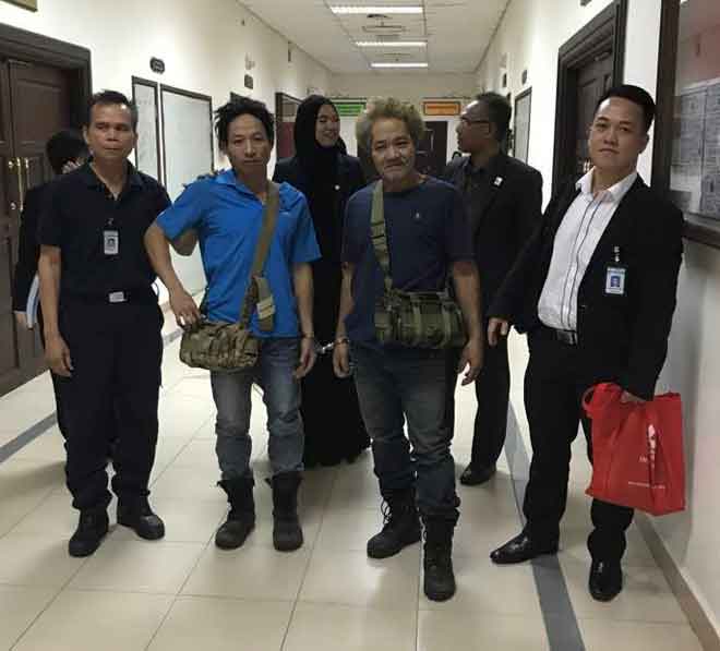  Kedua-dua tertuduh didakwa di Mahkamah Sesyen Kuching, semalam.