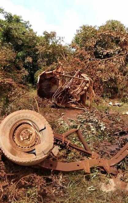  Gambar serahan Pejabat Media Tentera Burkina Faso kelmarin menunjukkan                    serpihan kenderaan tentera selepas bom tepi jalan meletup, membunuh sekurang-kurangnya tujuh anggota pasukan keselamatan dan mencederakan enam yang lain, berhampiran Fada N’Gourma, di timur Burkina Faso. — Gambar AFP