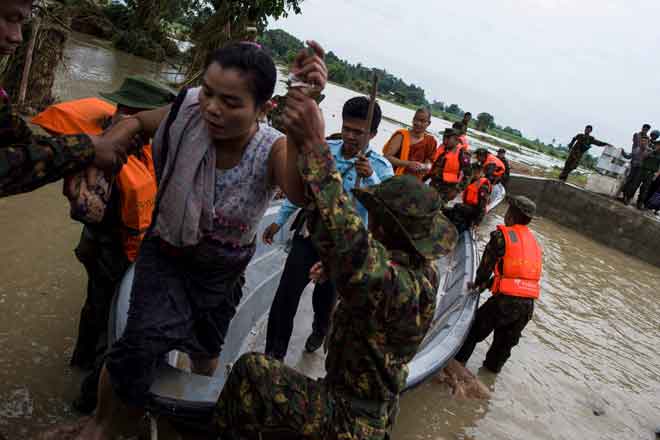  Tentera menggunakan bot untuk membantu penduduk menyeberangi kawasan banjir               di bandar Swar di wilayah Bago semalam ketika usaha menyelamat memasuki hari kedua untuk sampai kepada ribuan penduduk yang terkandas di dalam rumah mereka di bahagian tengah Myanmar selepas air sebuah empangan melimpah akibat hujan monsun lebat. — Gambar AFP
