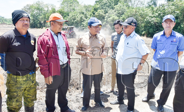 DAUD sedang berbincang ketika mengadakan tinjauan ke Kampung Bunal. 