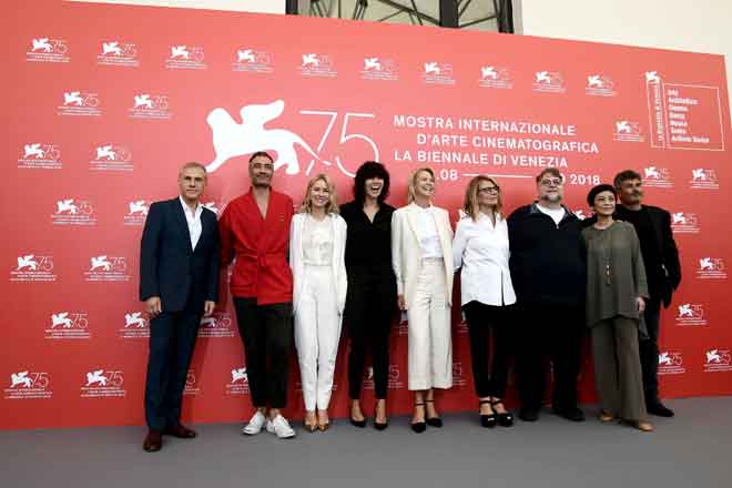  (Dari kiri) aktor Austria Christoph Waltz, pelakon dan pengeluar New Zealand Taika Waititi, aktres British Naomi Watts, pengeluar Malgorzata Szumowska dari Poland, aktres Danish Trine Dyrholm, aktres Perancis Nicole Garcia, presiden juri dan pengarah Mexico Guillermo Del Toro, aktres dan pengarah Taiwan Sylvia Chang serta pengarah Itali Paolo Genovese bergambar bersama pada hari pembukaan Festival Filem Venice  pada Rabu lepas.  — Gambar AFP