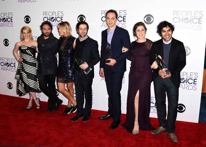  Gambar fail yang bertarikh 6 Januari 2016 ini menunjukkan barisan pelakon ‘The Big Bang Theory’ bergambar bersama di bilik media semasa People’s Choice Awards 2016 yang diadakan di Microsoft Theater di Los Angeles, California. ‘The Big Bang Theory’ akan berakhir dengan finale musim ke-12 pada Mei tahun depan. — Gambar AFP