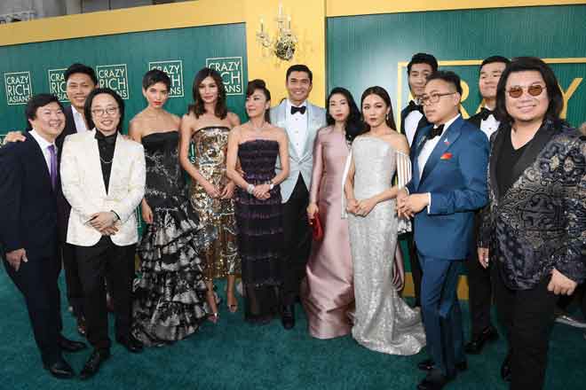  Gambar fail bertarikh 7 Ogos 2018 ini menunjukkan barisan pelakon ‘Crazy Rich Asians’ (dari kiri) Ken Jeong, Jon M. Chu, Jimmy O. Yang, Sonoya Mizuno, Gemma Chan, Michelle Yeoh, Henry Golding, Awkwafina, Constance Wu, Chris Pang, Nico Santos, Ronny Chieng, dan penulis Kevin Kwen semasa tayangan perdana filem itu di Hollywood, California.  — Gambar AFP