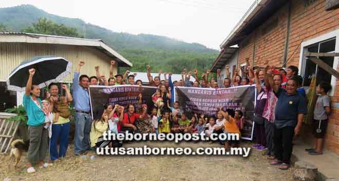  Benson (tiga kiri) bersama sebahagian penduduk Kampung Mangaris Darat dan sekitarnya membantah pengukuran 100 ekar tanah adat untuk dijadikan tapak pelupusan sampah.