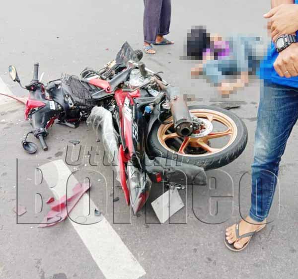 PENUNGGANG motosikal terbaring di atas jalan raya selepas kemalangan berlaku.