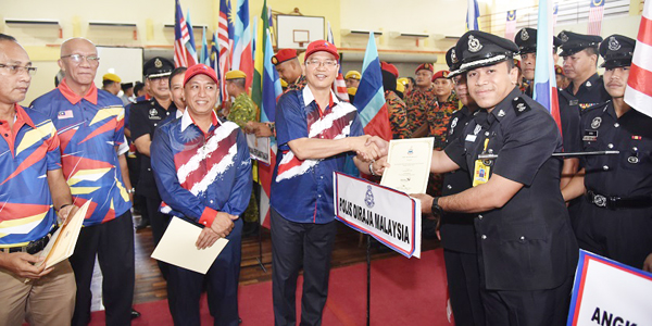 MADIUS (empat dari kiri) menyampaikan sijil kepada Kontinjen Pasukan Polis Diraja Malaysia (PDRM).