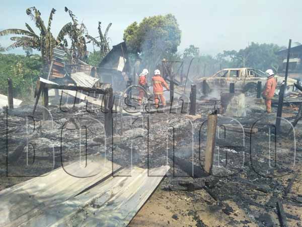 ANGGOTA bomba memadam bara-bara api dan membuat pemeriksaan menyeluruh bagi memastikan tiada kemerbahayaan lain.