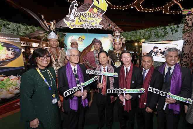  Mohamaddin Ketapi ketika melawat ruang pameran selepas Perasmian MATTA Fair di Pusat Dagangan Dunia Putra, semalam. MATTA Fair edisi 46 kali ini yang bermula semalam melibatkan 1,336 gerai pameran dengan kerjasama 250 organisasi. — Gambar Bernama