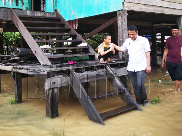 ROMBONGAN Ma’mun dan Sarifuddin melawat kawasan terjejas banjir kilat di Blok A, Kg Pasir Putih yang dinaiki air sehingga setinggi kira-kira lima meter.