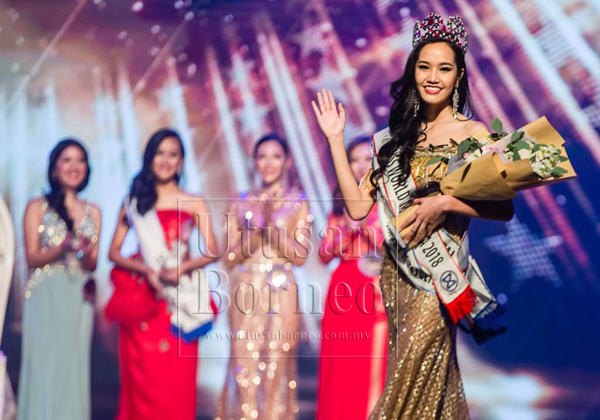 Larissa melambai tangan selepas dipakaikan mahkota Miss Word Malaysia 2018 pada pertandingan akhir ratu cantik itu di Kuching, malam tadi. - Gambar Muhammad Rais Sanusi