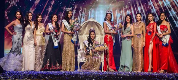 Larissa diapit bersama pemenang dan peserta akhir Miss World Malaysia 2018 di Kuching, malam tadi. - Gambar Muhammad Rais Sanusi