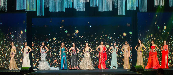 Dari kiri, Larissa bersama peserta lain yang berentap pada pertandingn akhir  Miss World Malaysia 2018 di Kuching, malam tadi. - Gambar Muhammad Rais Sanusi