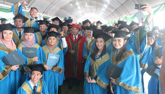 YUSOF (tengah) menyantuni para graduan yang menerima diploma masing-masing sempena konvokesyen itu.