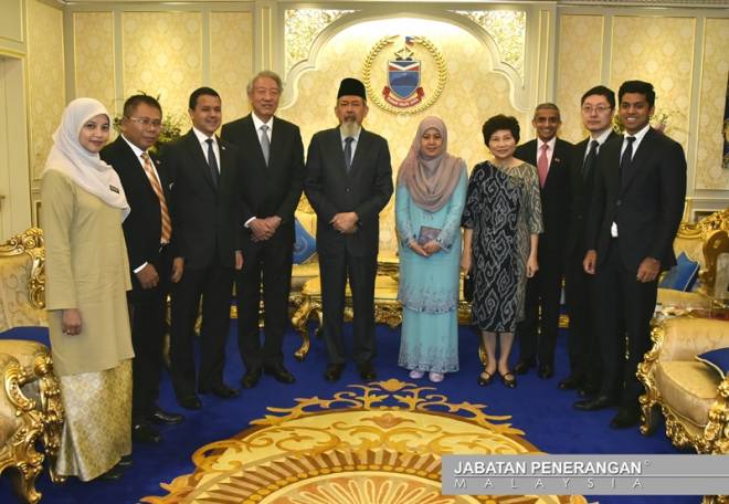 SEBAHAGIAN 20 ahli delegasi Singapura yang hadir bergambar kenangan bersama Juhar (lima dari kiri) dan Norlidah (lima dari kanan).