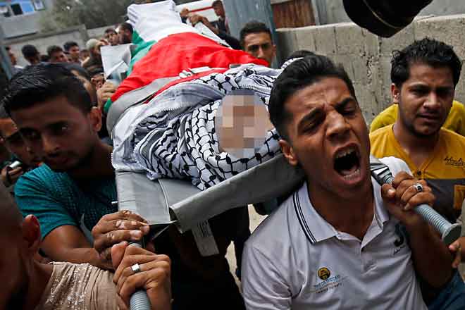  Penduduk Palestin mengusung mayat Khafaja semasa majlis pengebumiannya di Rafah, selatan Semenanjung Gaza kelmarin. — Gambar AFP