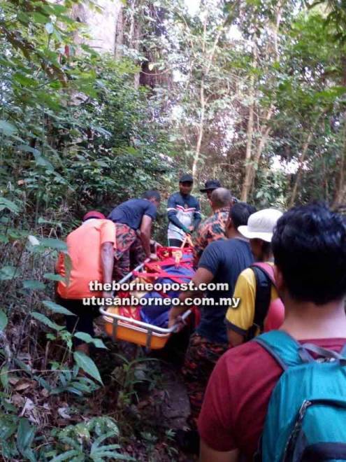  Pasukan bomba berusaha membawa mangsa keluar dari tempat kejadian.