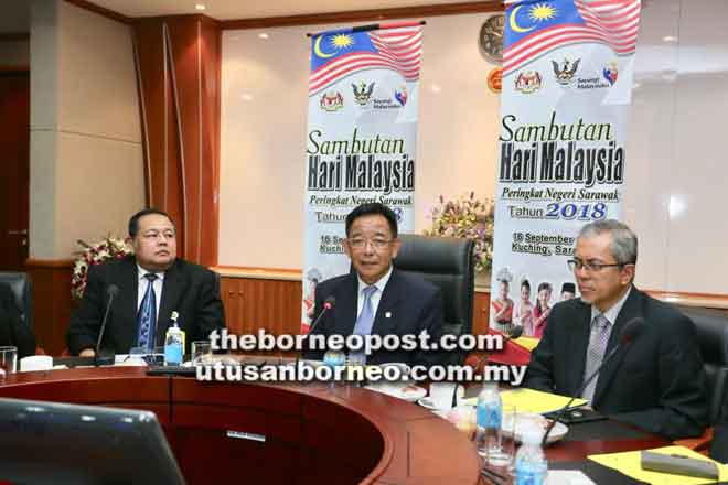  Abdul Karim bercakap tentang Sambutan Hari Malaysia Peringkat Negeri Sarawak 2018 di Kuching, semalam.