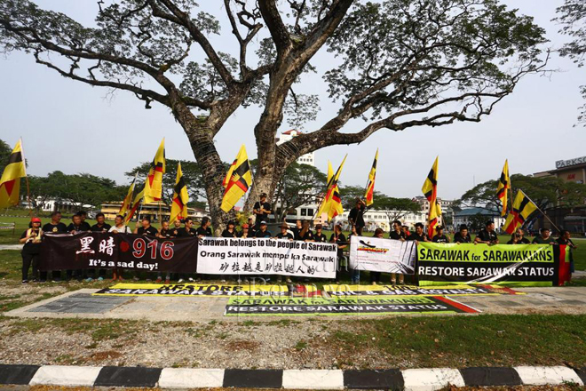 S4S mengadakan perhimpunan aman sempena Hari Malaysia di Padang Merdeka di Kuching, hari ini. - Gambar Muhammad Rais Sanusi