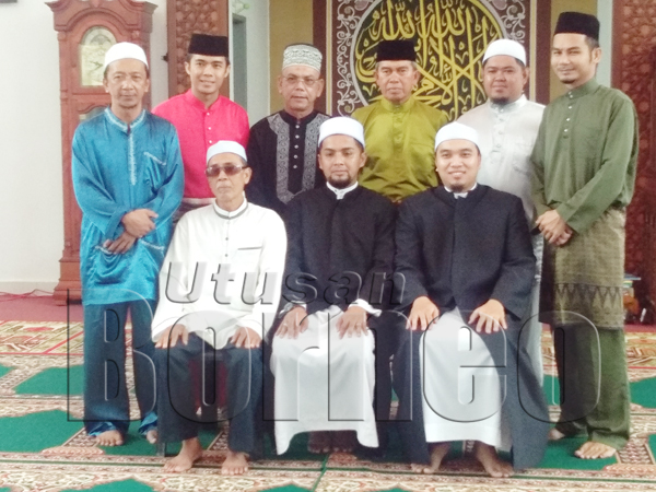 BARISAN Imam Masjid Al-Kauthar Tanjung Aru (duduk dari kiri) Imam Musa Abbas, Imam Rendra Ahmad dan Imam Hj. Mohd Izzat Haji Ismail bersama barisan Bilal.