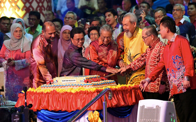 Juhar bersama Dr Mahathir, Shafie dan Uggah memotong kek sempena sambutan Hari Malaysia 2018 di Padang Merdeka malam ini. - Gambar Bernama