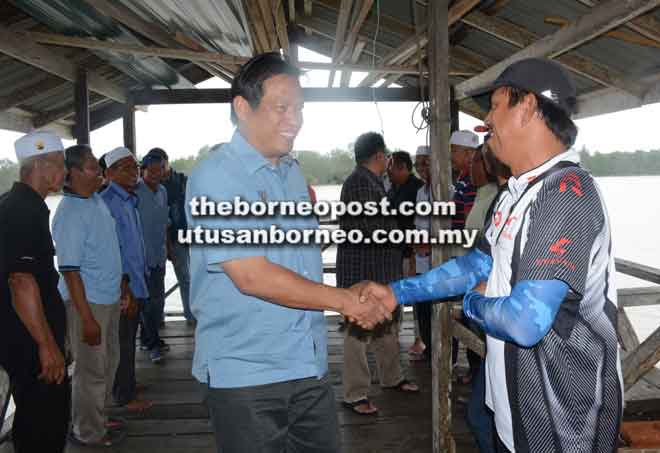  Dr Abdul Rahman yang tiba di Kampung Limpaku Pinang disambut mesra penduduk.