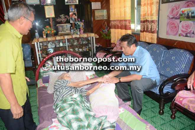  Dr Abdul Rahman melawat seorang warga emas yang uzur, Ladis Osman.