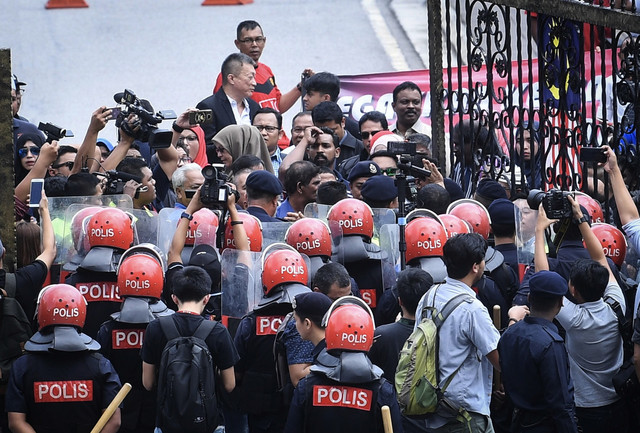 Antara penyokong bekas Perdana Menteri, Datuk Seri Najib Tun Razak yang berada di luar perkarangan mahkamah di Kompleks Mahkamah Jalan Duta, hari ini. Datuk Seri Najib Tun Razak didakwa atas beberapa pertuduhan di bawah akta SPRM berhubung kemasukan wang RM2.6 Bilion ke dalam akaun beliau. --fotoBERNAMA (2018) HAK CIPTA TERPELIHARA