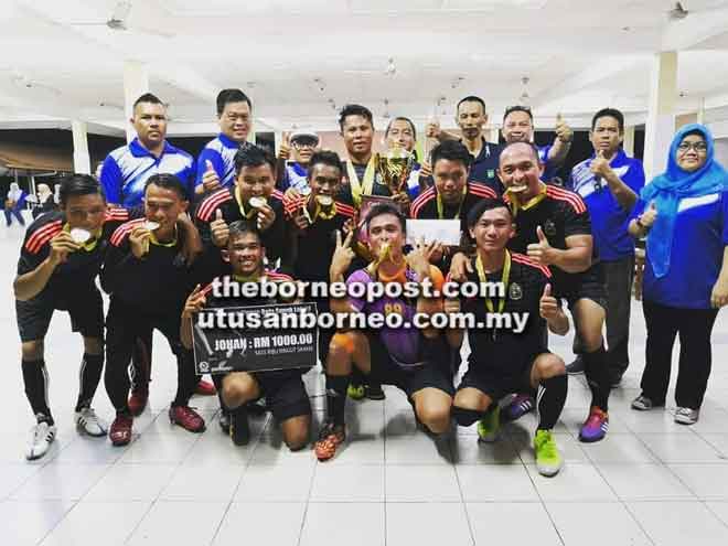  Aji Kadir (belakang, empat kanan) dan jawatankuasa penganjur meraikan kemenangan Pasukan Awat Awat FC sebagai juara.